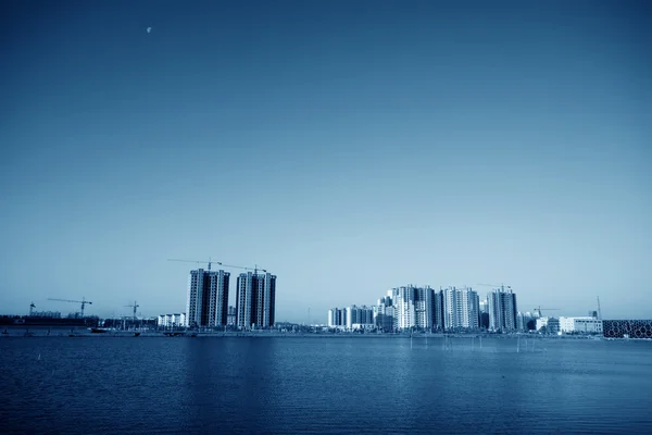 Edificio junto al lago — Foto de Stock