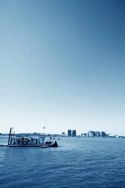 Edificio vicino al lago — Foto Stock