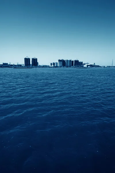 Building by the lake — Stock Photo, Image