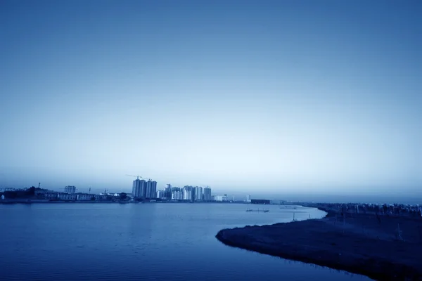 Lake scenery under the blue sky — Stock Photo, Image