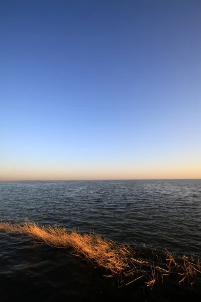 Scenerii Jeziora pod błękitne niebo — Zdjęcie stockowe