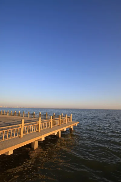 Mavi gökyüzünün altında göl gözlem platformu — Stok fotoğraf