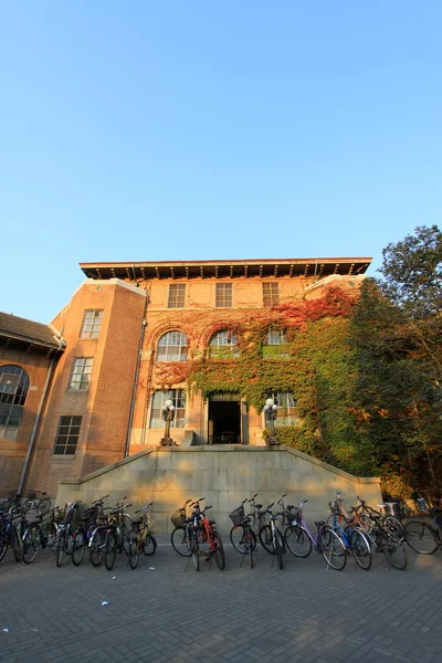 Uniwersytet Tsinghua kampusu architektura i krajobraz w Pekinie — Zdjęcie stockowe