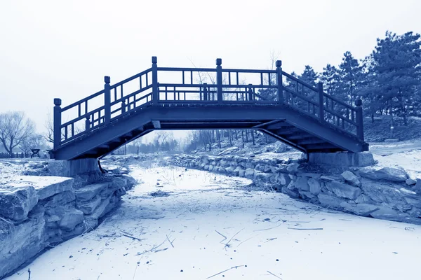 Holzbrücke im traditionellen chinesischen Stil im Schnee — Stockfoto