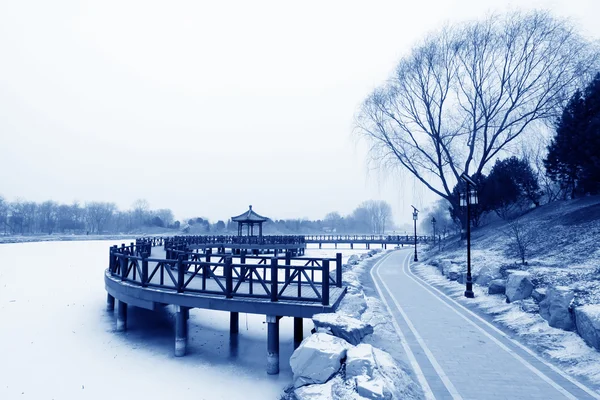 Holzbrücke im traditionellen chinesischen Stil im Schnee — Stockfoto