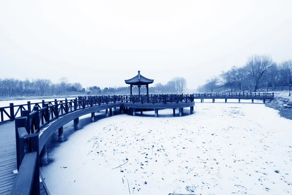 Holzbrücke im traditionellen chinesischen Stil im Schnee — Stockfoto