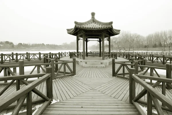 Pavilhão e ferroviário em um parque, arquitetura tradicional chinesa s — Fotografia de Stock