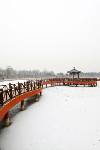 Puente de madera de estilo tradicional chino en la nieve — Foto de Stock