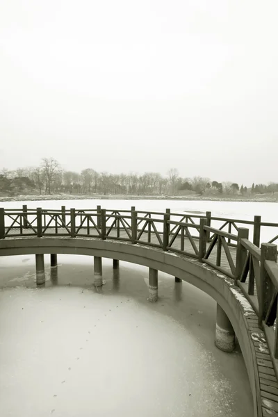Ponte de madeira estilo tradicional chinês na neve — Fotografia de Stock