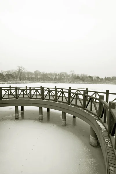 Kinesiska traditionell stil träbro i snön — Stockfoto