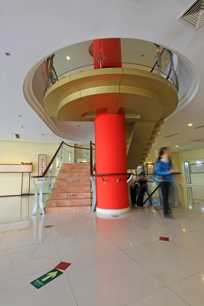 Ciudad interior de vidrio escaleras rotativas —  Fotos de Stock