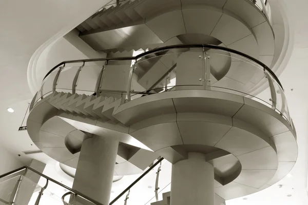 Ciudad interior de vidrio escaleras rotativas — Foto de Stock