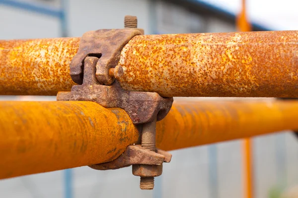 Rostiges Gerüst auf einer Baustelle — Stockfoto