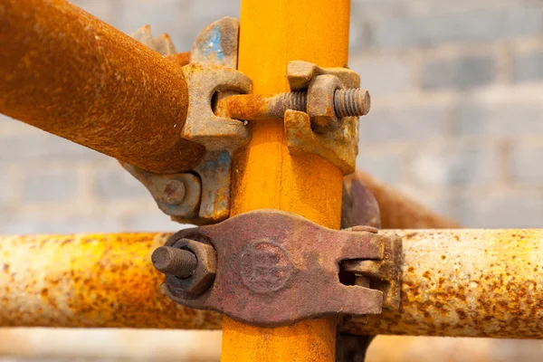 Roestige steiger in een bouwplaats Stockafbeelding