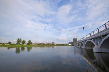 Nehir ve köprü mavi gökyüzünün altında