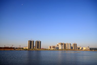 Gölün yanında yüksek binalar