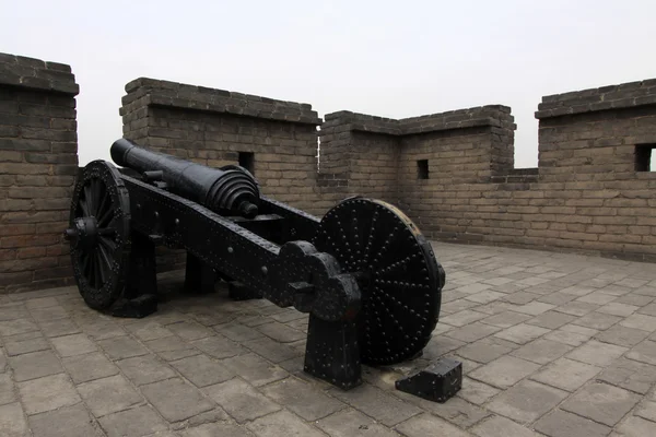 Iron cannon in the ancient city walls — Stock Photo, Image