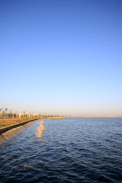 Paisaje del lago bajo el cielo azul — Foto de Stock