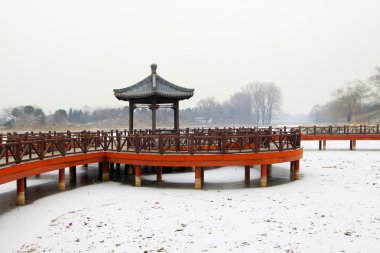Köşk ve demiryolu bir parkta,