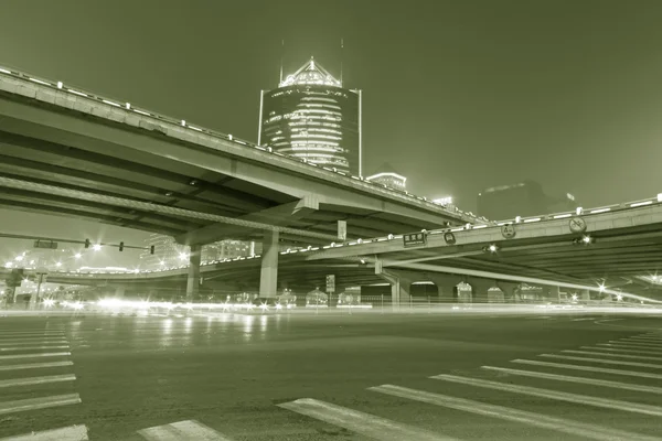 Scena notturna della città prospera — Foto Stock