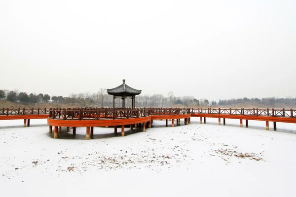 Puente de madera en la nieve —  Fotos de Stock
