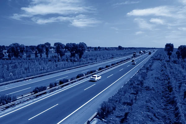 Samochody jadące po autostradzie — Zdjęcie stockowe