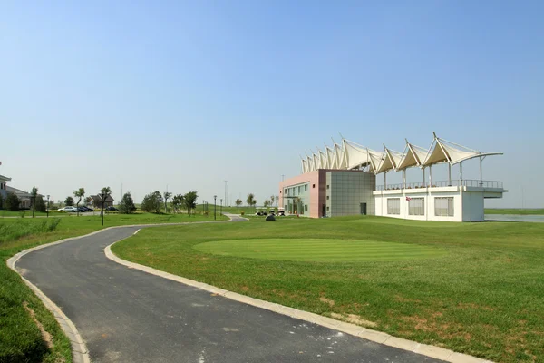 Binalar üzerinde golf sahası — Stok fotoğraf