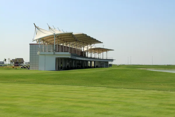 Edifícios no campo de golfe — Fotografia de Stock