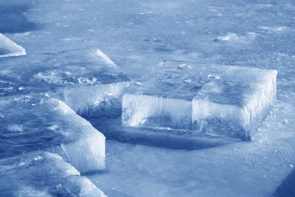 Cubos de gelo no rio — Fotografia de Stock