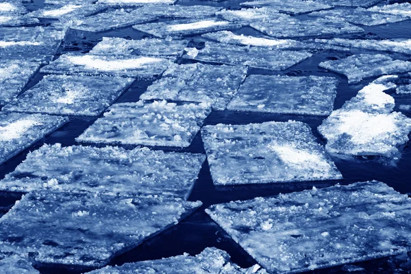 Cubitos de hielo en el río —  Fotos de Stock