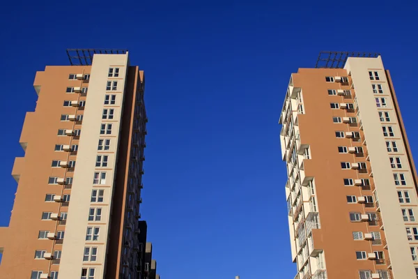 Stadens byggnader under blå himmel — Stockfoto