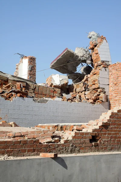 Demolition of smoldering rubble — Stock Photo, Image
