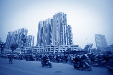 modern büyük şehir yayalar ve binalar