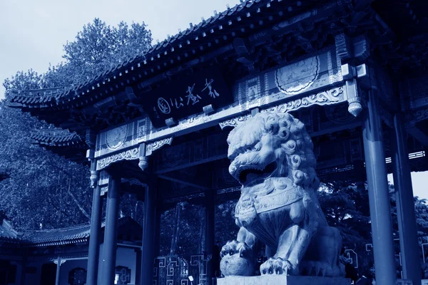 Sten lejon vid grinden i en park, — Stockfoto