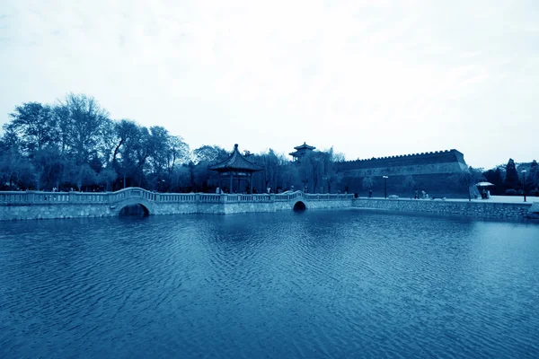 Paisaje fluvial en un parque — Foto de Stock