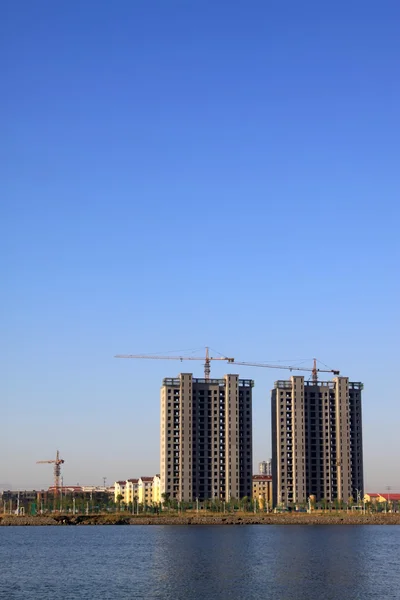 Construção junto ao lago na china — Fotografia de Stock