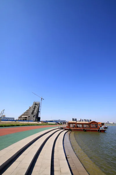 Arquitectura paisajística junto al lago — Foto de Stock