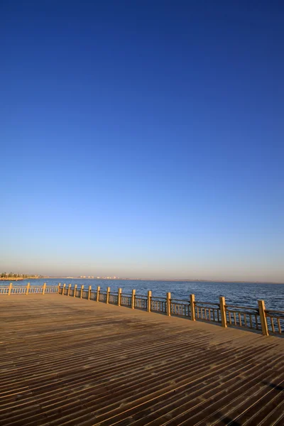 Plataforma de observação junto ao lago — Fotografia de Stock