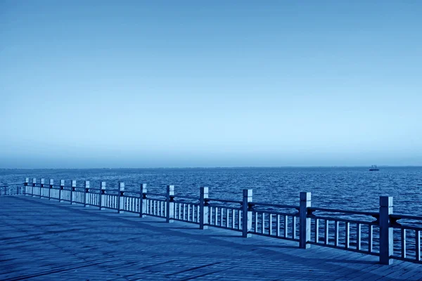 Plataforma de observação junto ao lago — Fotografia de Stock