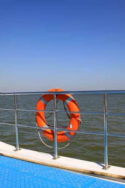 Bóia da vida no barco — Fotografia de Stock