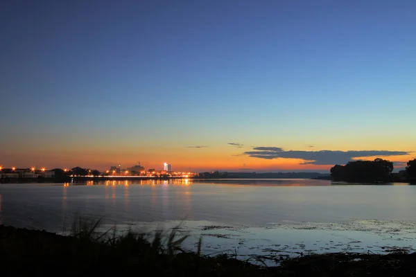 Paisaje nocturno del río — Foto de Stock