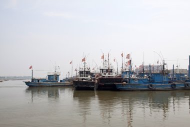 Rıhtımda demirli gemiler
