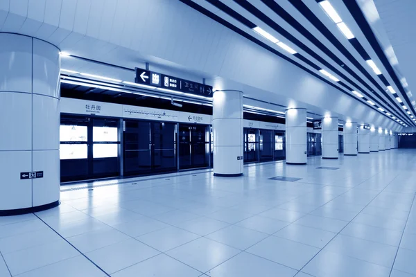 Modern hall i beijing tunnelbanestation — Stockfoto