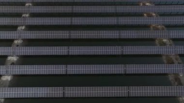 Kuzey Çin Ovası 'ndaki güneş fotovoltaik panelinin hava videosu.