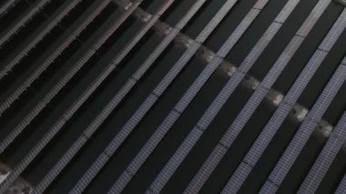 Kuzey Çin Ovası 'ndaki güneş fotovoltaik panelinin hava videosu.