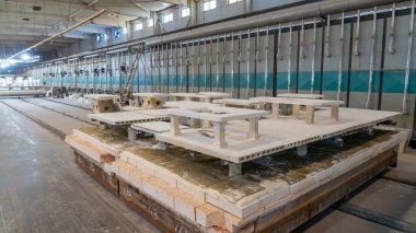 Rafta ateşlenmeyi bekleyen yarı bitmiş seramik tuvalet ateş üretim atölyesinde.