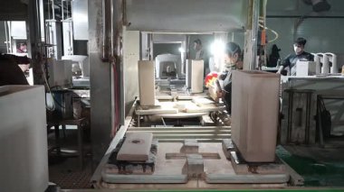 Luannan County, Çin - 3 Aralık 2025: İşçiler bir üretim atölyesinde seramik banyo üretim hattı üzerinde yoğun bir şekilde çalışıyorlar