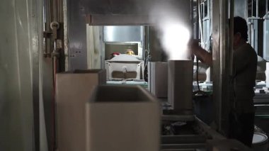 Luannan County, Çin - 3 Aralık 2025: İşçiler bir üretim atölyesinde seramik banyo üretim hattı üzerinde yoğun bir şekilde çalışıyorlar