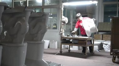 Luannan County, Çin - 3 Aralık 2025: İşçiler bir üretim atölyesinde seramik banyo üretim hattı üzerinde yoğun bir şekilde çalışıyorlar