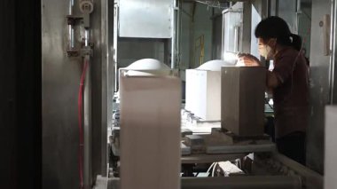  Luannan County, Çin - 3 Aralık 2025: İşçiler bir üretim atölyesinde seramik banyo üretim hattı üzerinde yoğun bir şekilde çalışıyorlar